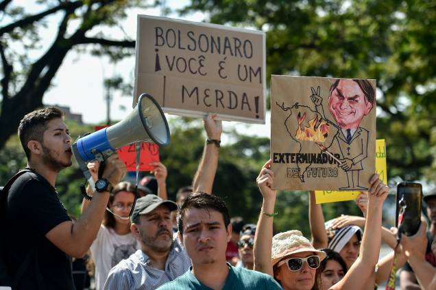 Ativistas da mudança climática protestam contra o governo brasileiro pelos incêndios na floresta amazônica, em frente ao consulado brasileiro em Cali, Colômbia
