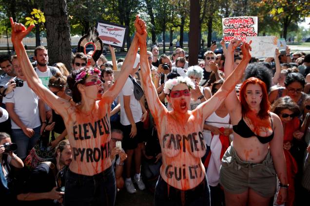Manifestantes protestam do lado de fora da embaixada do Brasil, em Paris, na França