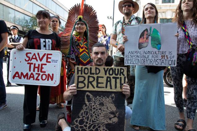 Protesto organizado pela "Extinction Rebellion" na Embaixada do Brasil em Londres, no Reino Unido