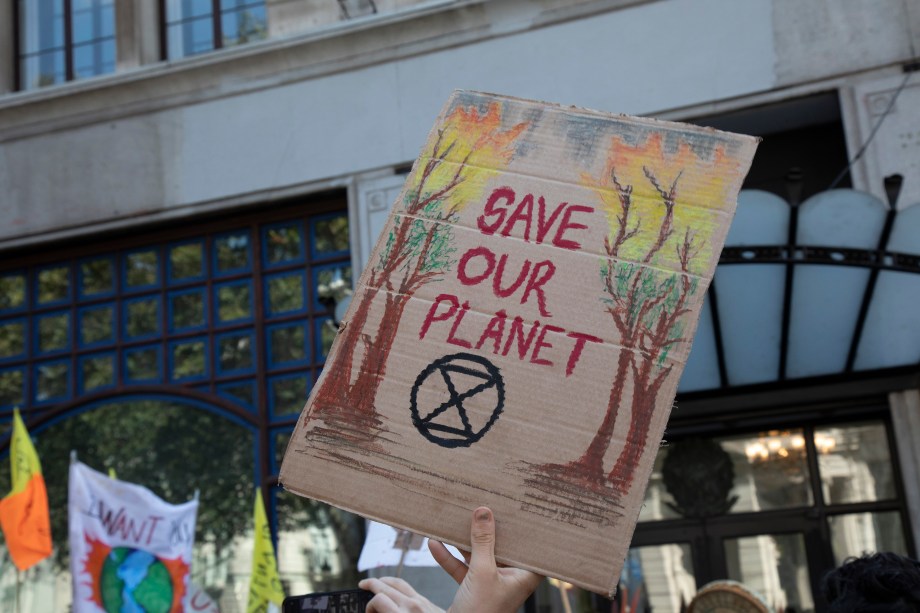 "Salve o planeta": em um protesto organizado pela "Extinction Rebellion" na Embaixada do Brasil contra incêndios e queima de árvores na floresta amazônica em Londres, Reino Unido