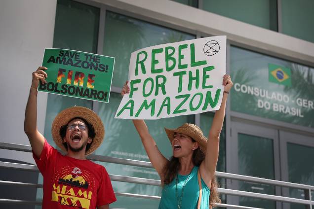 Ativistas protestam pela proteção da floresta amazônica em frente ao consulado brasileiro em Coral Gables, na Flórida, nos EUA