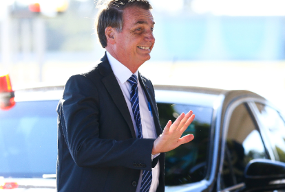 O presidente Jair Bolsonaro acena ao deixar o Palácio da Alvorada, em Brasília