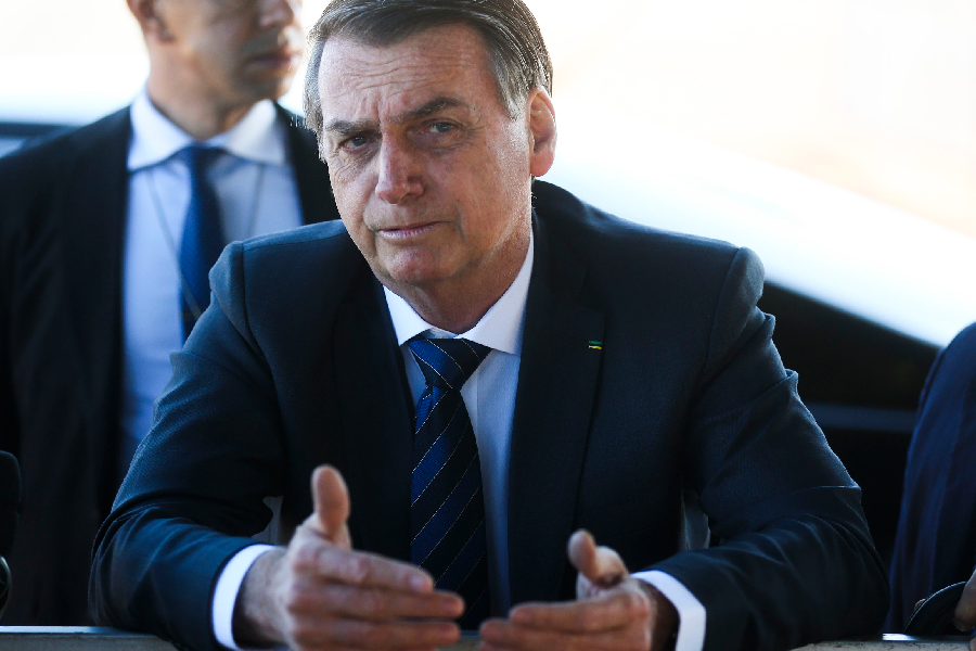 O presidente Jair Bolsonaro fala com a imprensa na saída do Palácio da Alvorada