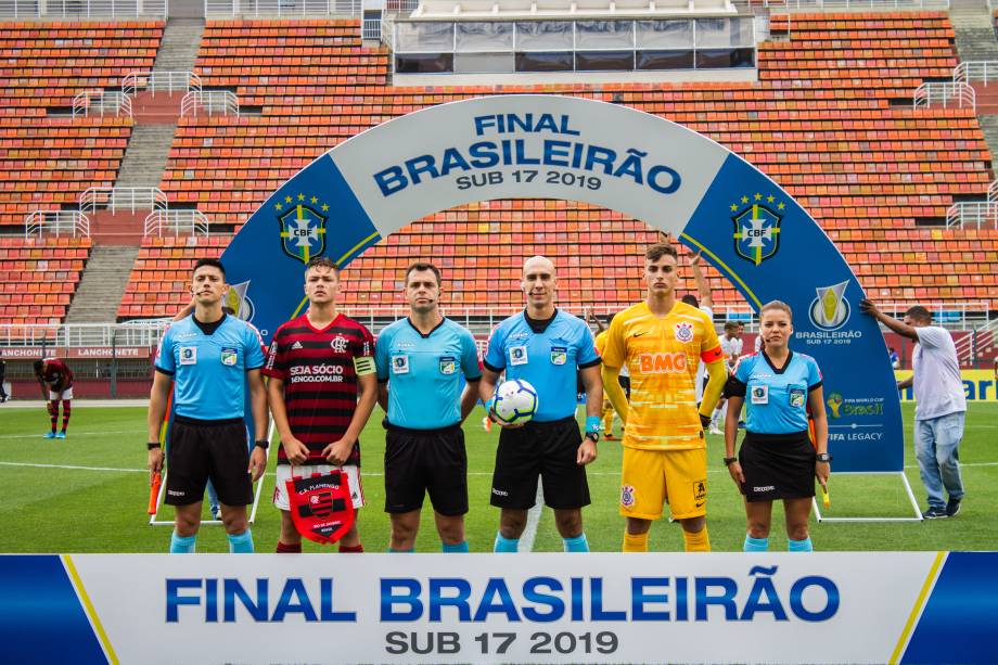 Capitães dos dois times, e equipe de arbitragem