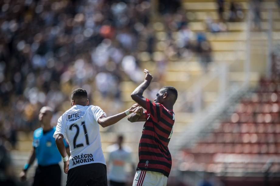 Otavio, do Flamengo, e Rodrigo, do Corinthians, em disputa na partida