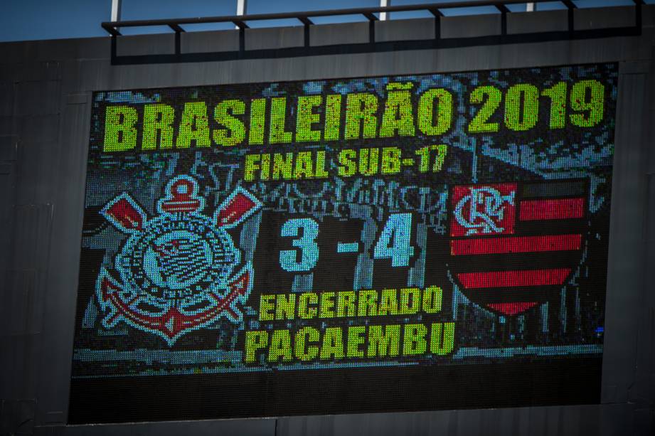 Depois de estar perdendo por 3x1, o Flamengo reverteu o placar e saiu vencedor por 4x3