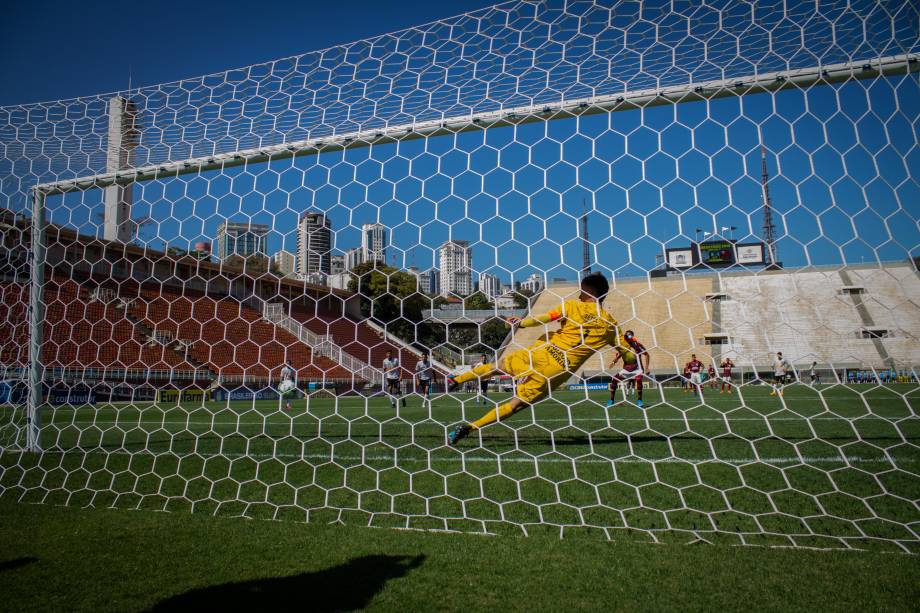 Lázaro, do Flamengo, marcando de pênalti para a equipe rubro-negra