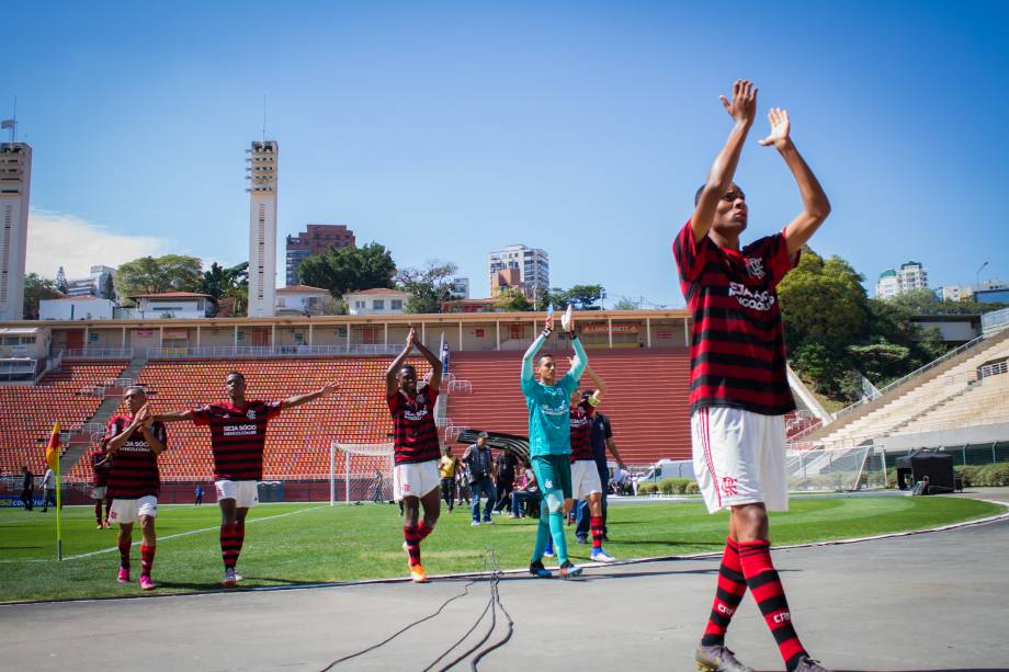 Jogadores do Flamengo agradecem à torcida rubro-negra que compareceu ao jogo