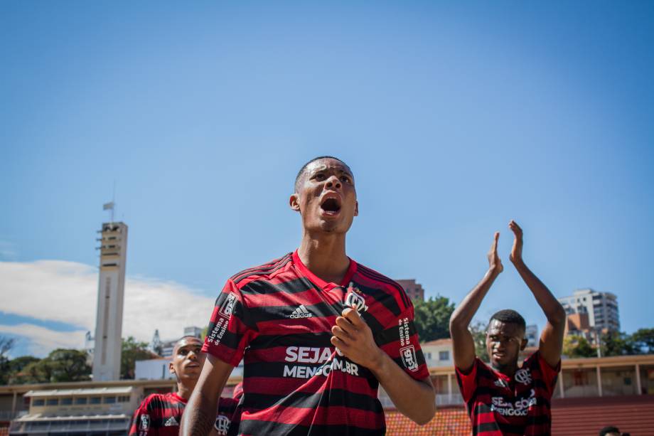 Jogadores do Flamengo agradecem à torcida rubro-negra que compareceu ao jogo