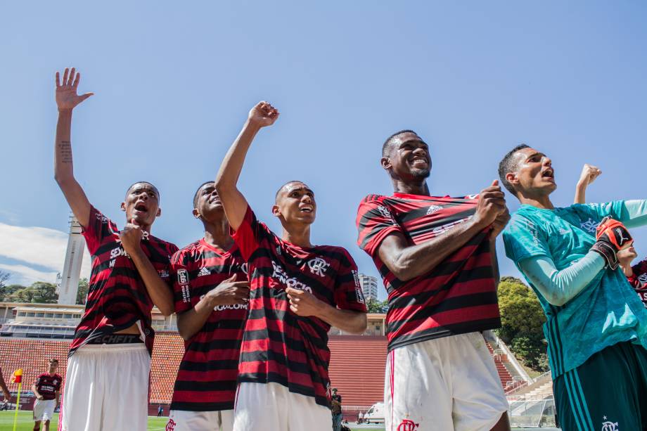 Jogadores do Flamengo agradecem à torcida rubro-negra que compareceu ao jogo