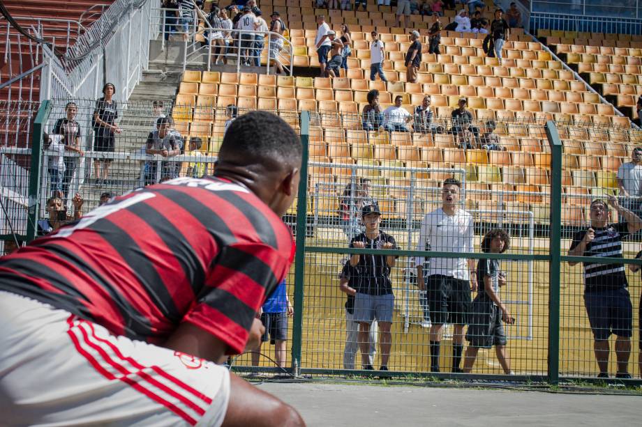 Otavio, do Flamengo, em provocação com a torcida rival