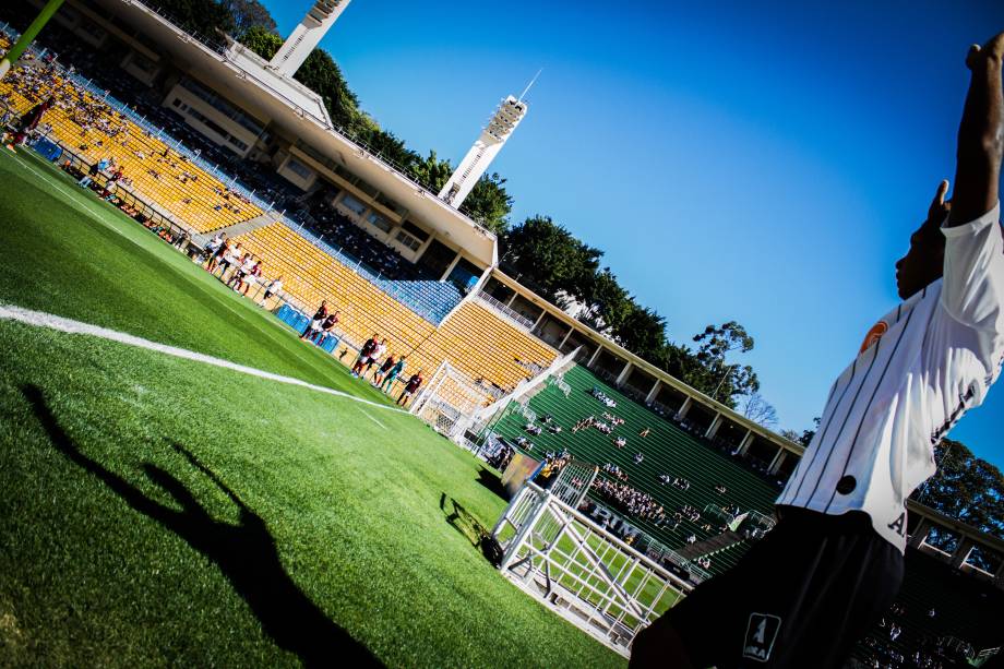 Danilo, do Corinthians, em cobrança de escanteio