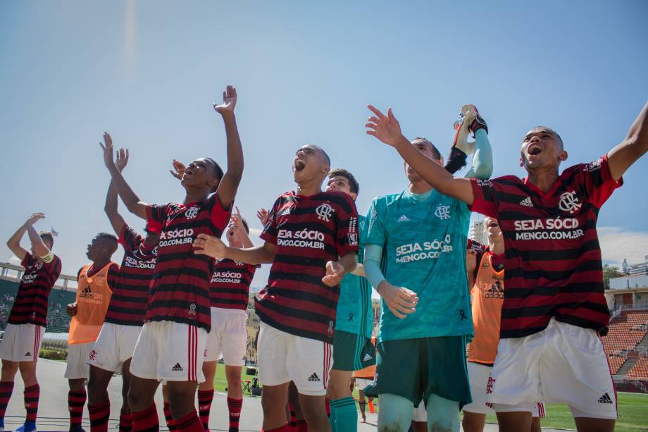 Jogadores do Flamengo agradecem à torcida rubro-negra que compareceu ao jogo