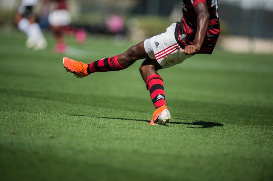 Zagueiro Otavio em ação pelo Flamengo na final