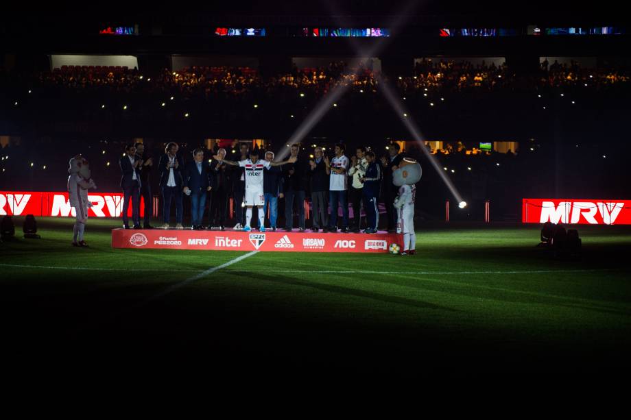 Daniel Alves diante dos 44 mil torcedores tricolores no Morumbi