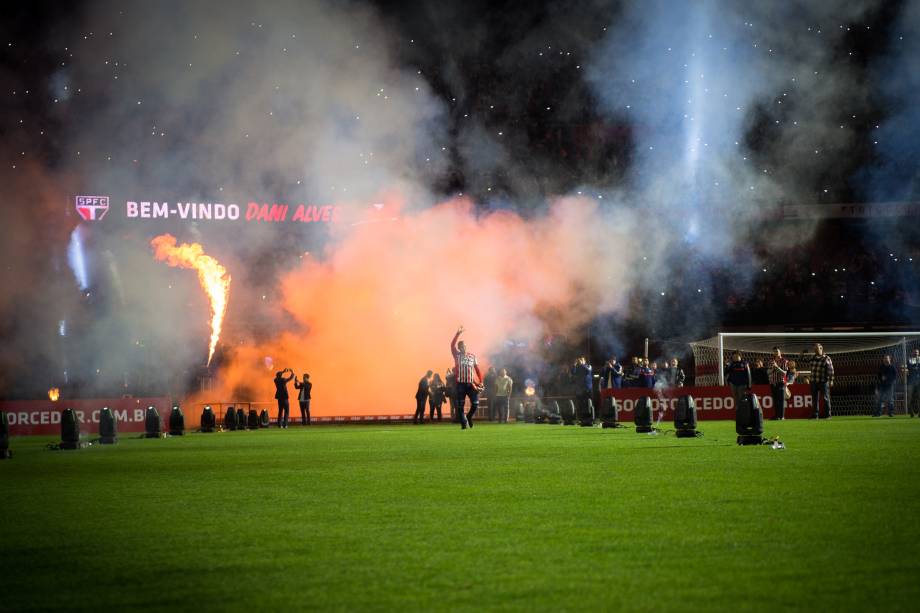 Luis Fabiano foi recebido com grande festa pela torcida tricolor