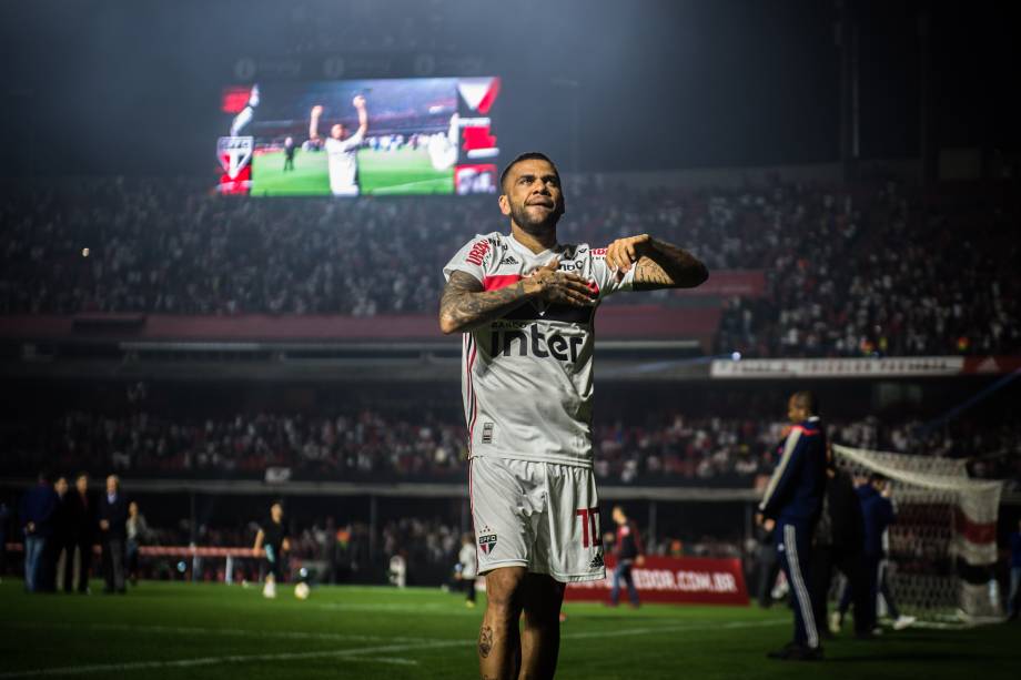 Daniel Alves saudando a torcida no Morumbi