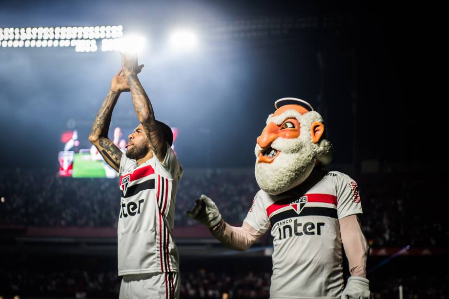 Daniel Alves saudando a torcida no Morumbi