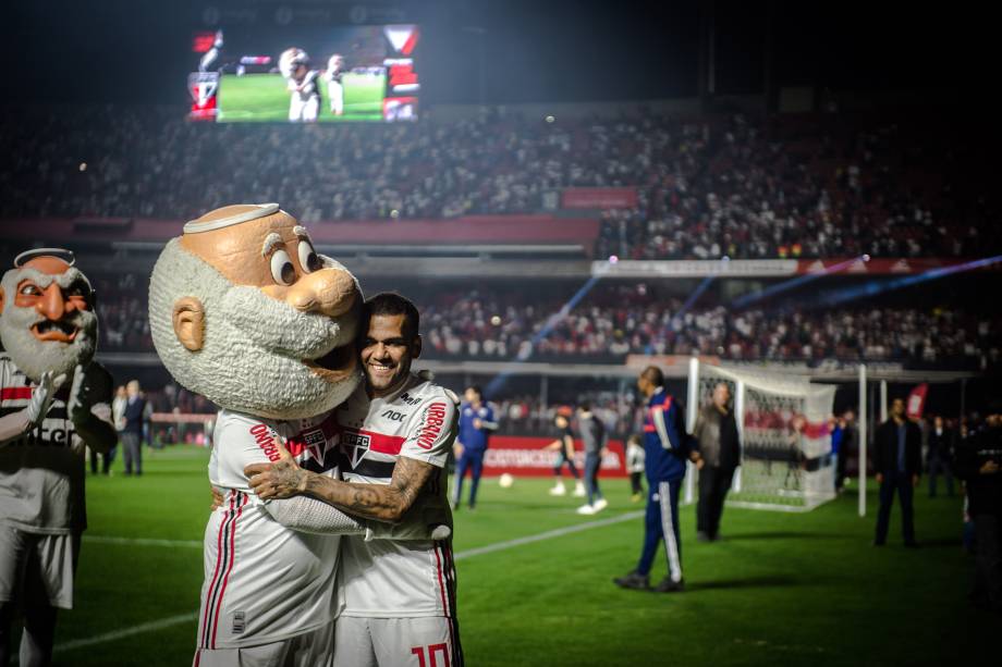 Daniel Alves e o mascote tricolor, o Santo Paulo