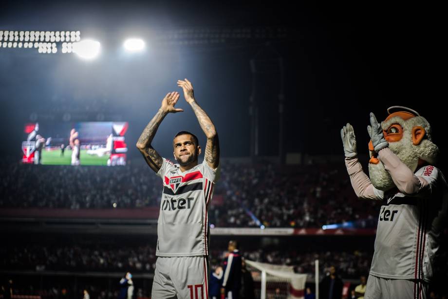 Daniel Alves saudando a torcida no Morumbi