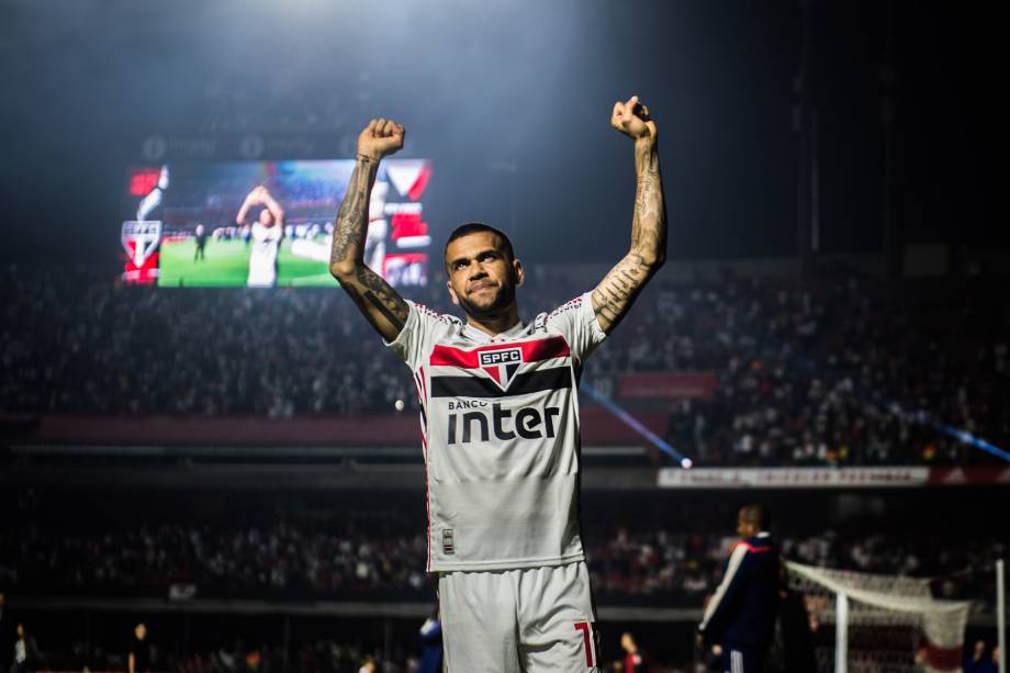 Daniel Alves saudando a torcida no Morumbi