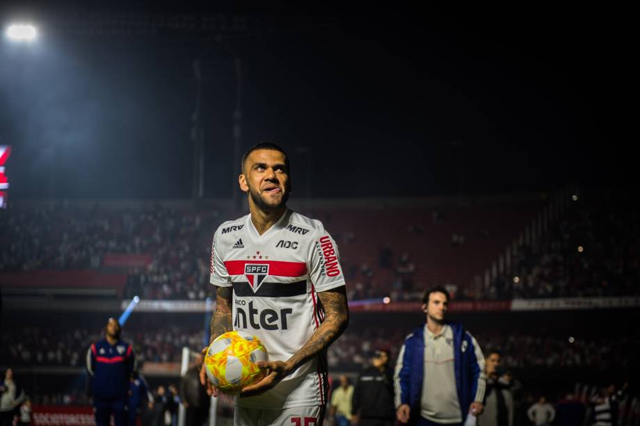 Durante a festa, Daniel Alves chutou algumas bolas para a torcida