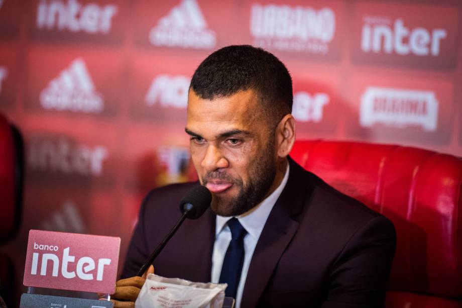 Daniel Alves durante sua entrevista coletiva