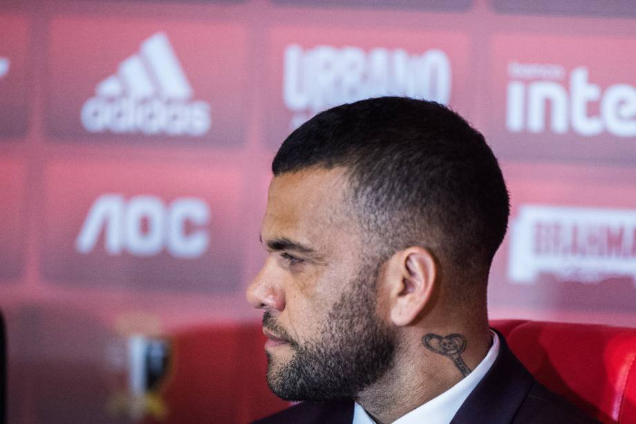 Daniel Alves durante sua entrevista coletiva