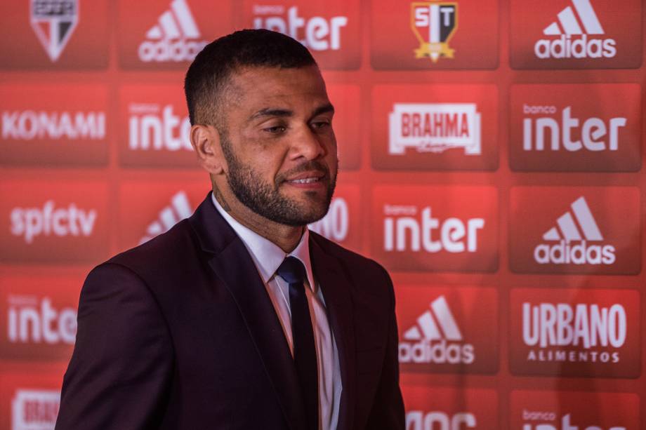 Daniel Alves chegando para a entrevista coletiva de sua apresentação