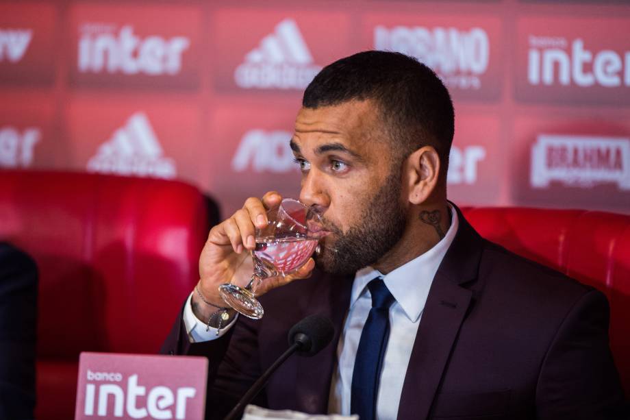 Daniel Alves durante sua entrevista coletiva