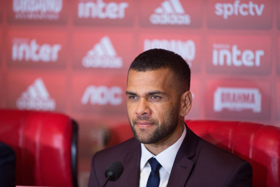 Daniel Alves durante sua entrevista coletiva