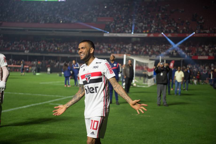 Daniel Alves durante volta no campo do Morumbi