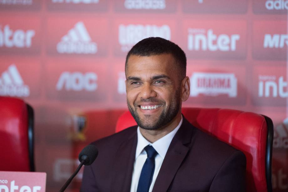 Daniel Alves durante sua entrevista coletiva