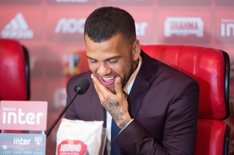 Daniel Alves durante sua entrevista coletiva