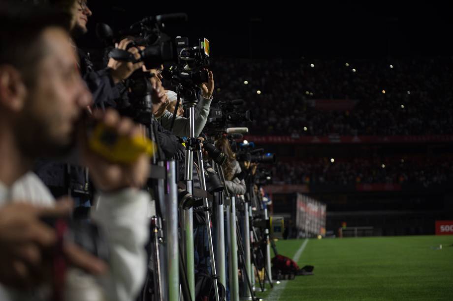 Dezenas de fotógrafos e cinegrafistas aguardavam a chegada de Daniel Alves