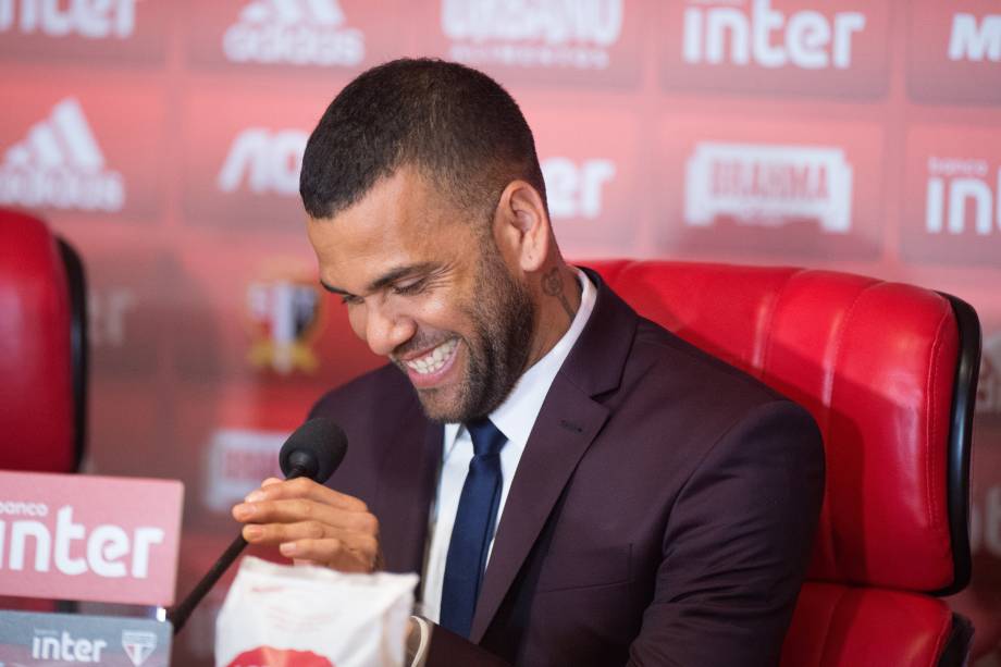 Daniel Alves durante sua entrevista coletiva