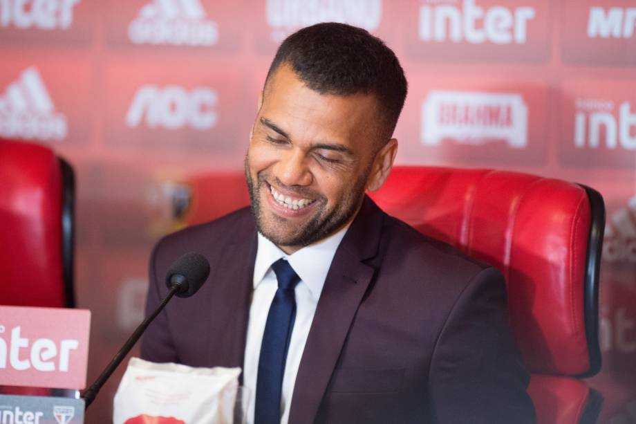 Daniel Alves durante sua entrevista coletiva