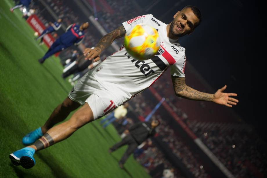 Durante a festa, Daniel Alves chutou algumas bolas para a torcida