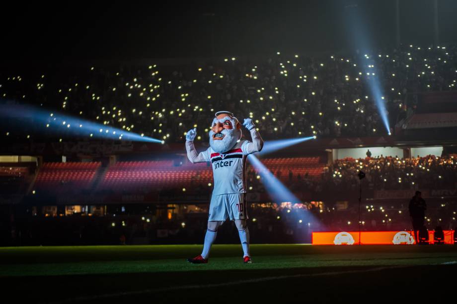 O mascote do clube, Santo Paulo, animou a torcida durante a apresentação