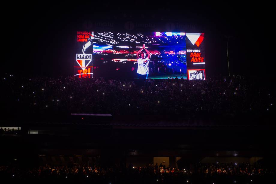 Kaká foi ovacionado pela torcida ao entrar em campo