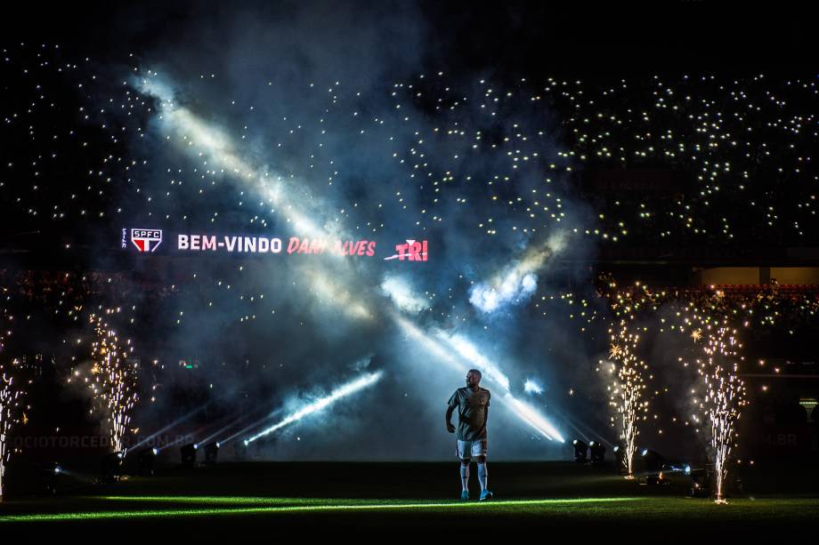 Daniel Alves é recebido com festa ao pisar no gramado do Morumbi