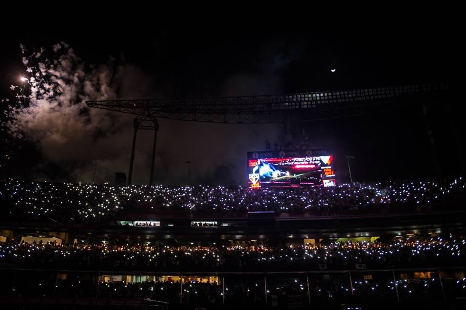 A torcida são-paulina fez um show de luzes durante a festa de apresentação