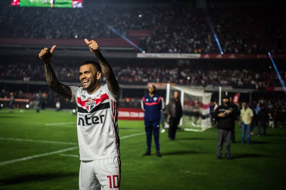 Daniel Alves saudando a torcida no Morumbi