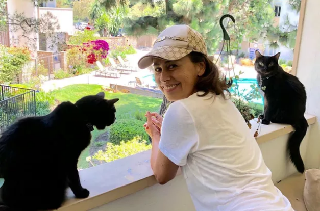 A atriz Daniela Escobar teve a mão direita paralisada após mordida de um de seus gatos