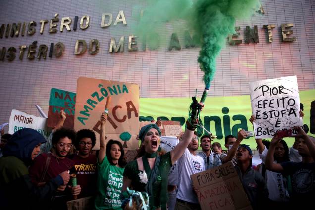 Manifestantes protestam em defesa da Amazônia em frente ao Ministério do Meio Ambiente, em Brasília - 23/8/2019