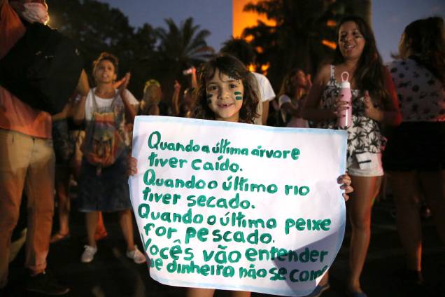 Manifestante protesta em frente ao Ministério do Meio Ambiente, em Brasília - 23/8/2019