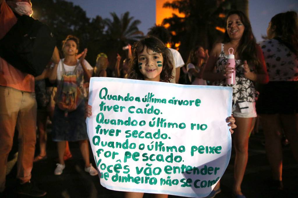 Manifestante protesta em frente ao Minist&eacute;rio do Meio Ambiente, em Bras&iacute;lia - 23/8/2019