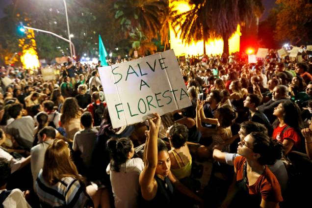 Em frente ao prédio do Ministério do Meio Ambiente, em Brasília, manifestantes pedem a saída do ministro Ricardo Salles - 23/8/2019