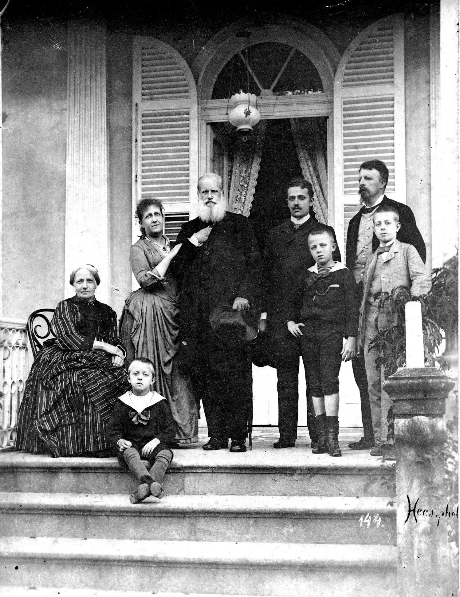 A Família Imperial na varanda da residência da princesa Isabel e do conde d’Eu, em Petrópolis, hoje Casa da Princesa. Da esquerda para a direita: d. Teresa Cristina, sentada, a princesa Isabel, de braços dados com d. Pedro II, d. Pedro Augusto e o conde d’Eu, todos em pé. Na frente, d. Luís e d. Pedro, príncipe do Grão-Pará. No degrau da escada, d. Antônio, sentado, aos pés de sua avó. Circa 1889 A Família Imperial na varanda da residência da princesa Isabel e do conde d’Eu, em Petrópolis, hoje Casa da Princesa. Da esquerda para a direita: d. Teresa Cristina, sentada, a princesa Isabel, de braços dados com d. Pedro II, d. Pedro Augusto e o conde d’Eu, todos em pé. Na frente, d. Luís e d. Pedro, príncipe do Grão-Pará. No degrau da escada, d. Antônio, sentado, aos pés de sua avó. Circa 1889