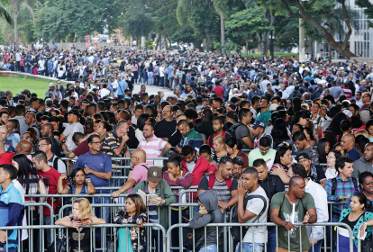 DESESPERO - Fila por emprego em São Paulo: o problema é desafio para Bolsonaro